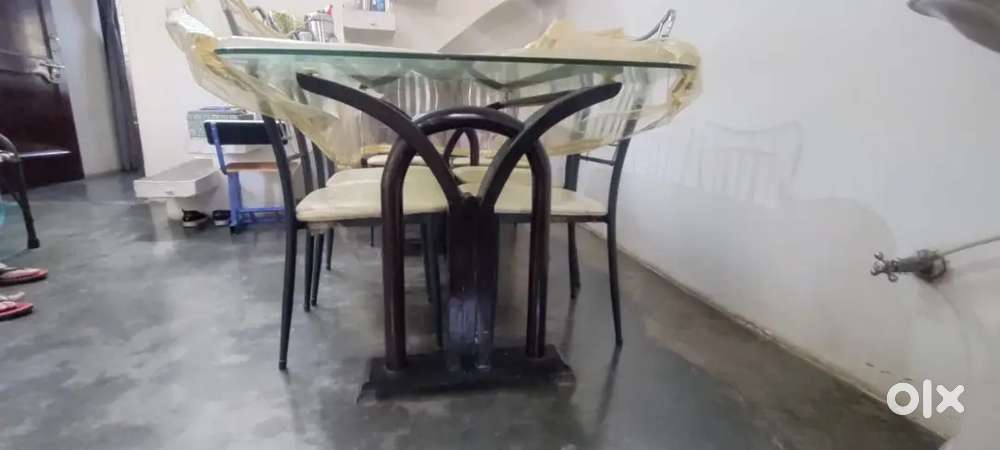 Dinning table with 6 chaires