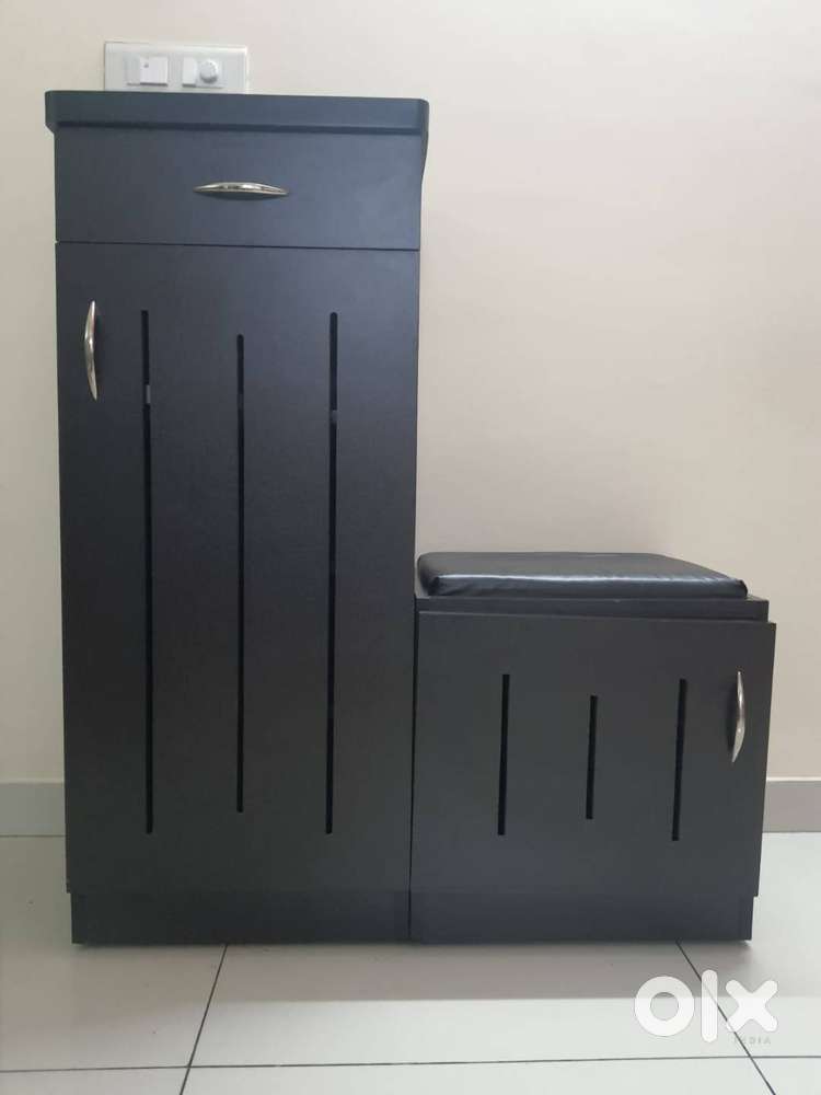 SHOE RACK: Shoe rack with cushioned seat (configurable L or J shape)