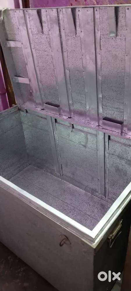 1 Big Trunk Box & 1 Big Wood Alana For Sale