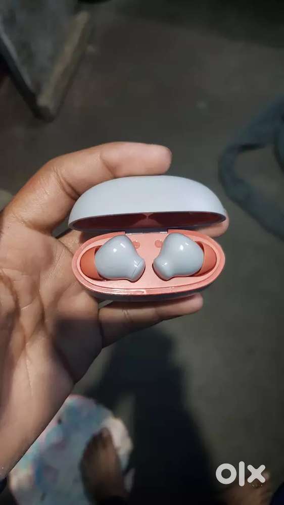 Ear buds brand new hai