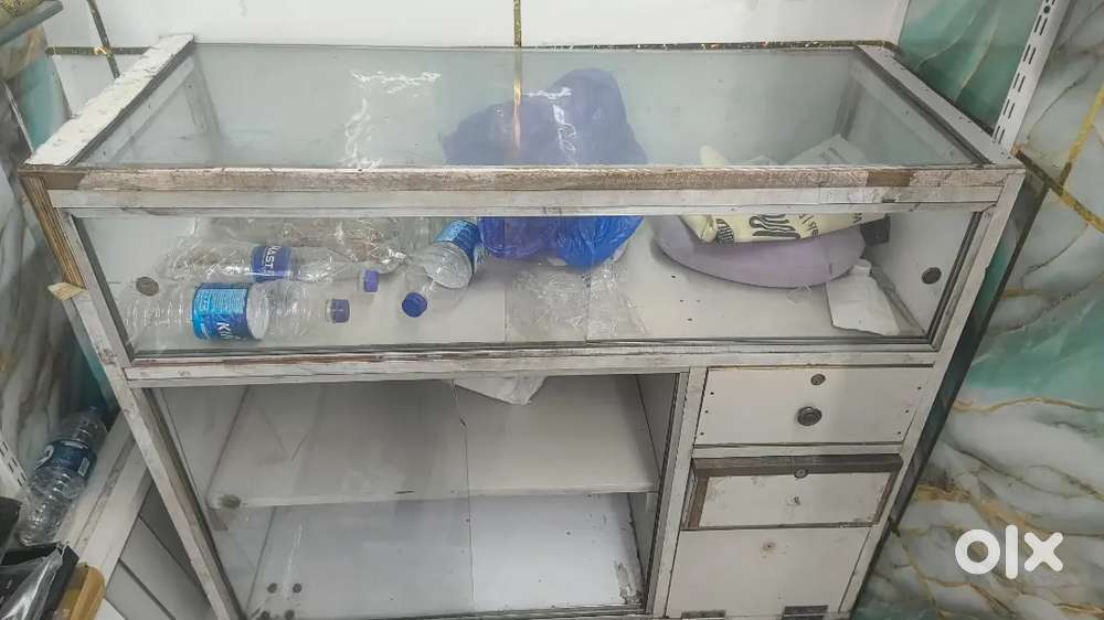 Display Glass Counter with Wheel