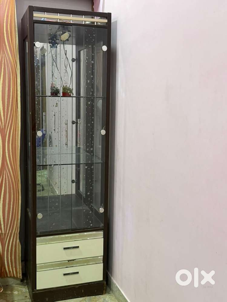 Mirror with wooden plated showcase