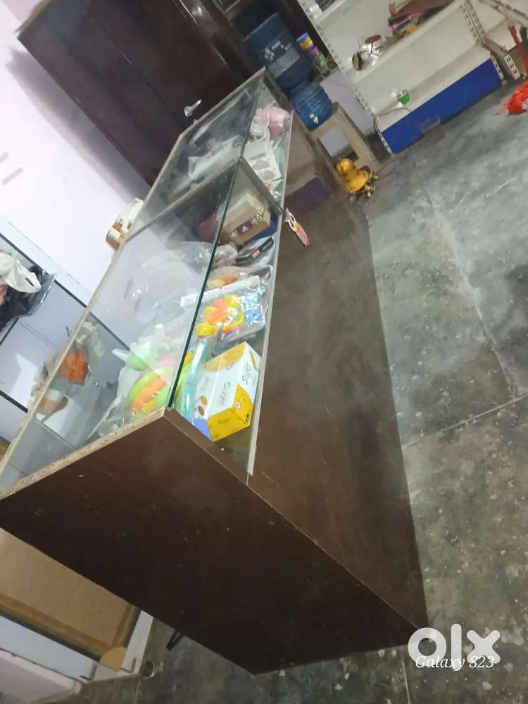 Glass Counter – 8ft (2 Partitions of 4ft Each) – Good Condition
