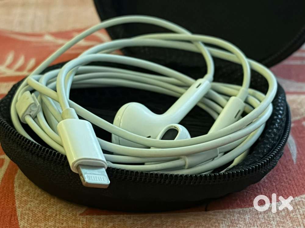 Apple Lightning Earphone – 2 Months Old  Excellent Condition