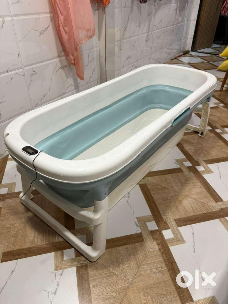 Foldable bathtub