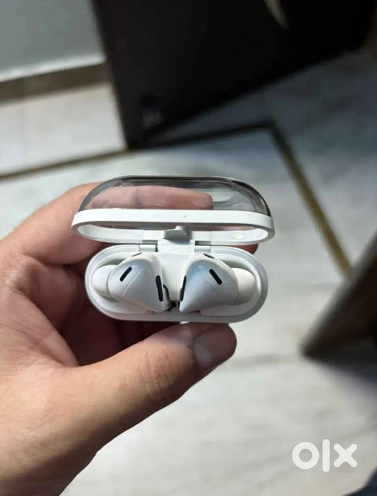 Samsung buds 3 pro 4 months old brand new used only 4 time