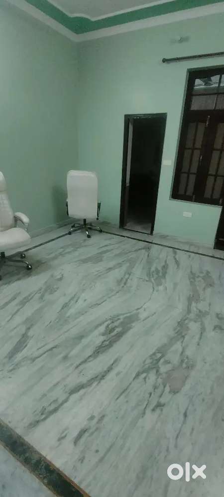 4bhk commercial use semi furnished ground floor main divider road Lko.