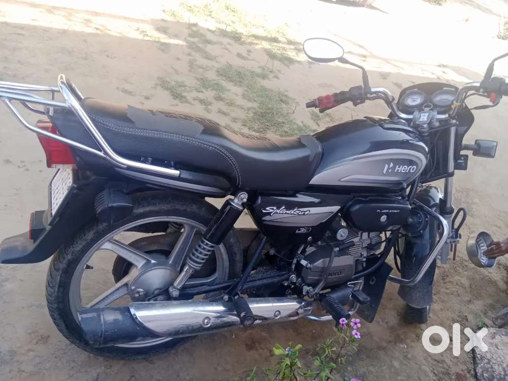 दो मोटरसाइकिल है