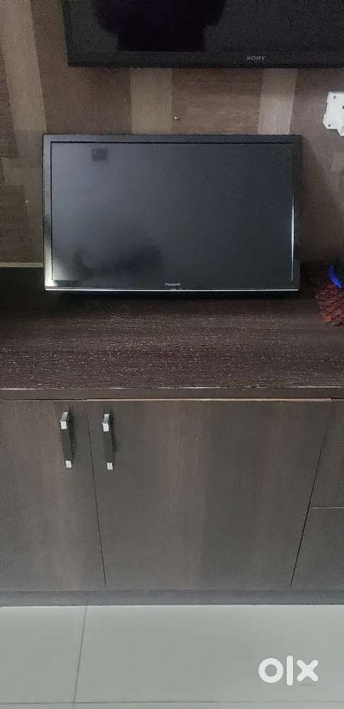 Panasonic colored TV wall mounted 24 inch , perfect condtion