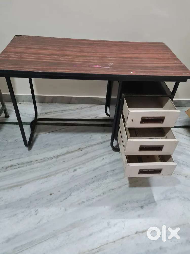 Table with 3 shelf s