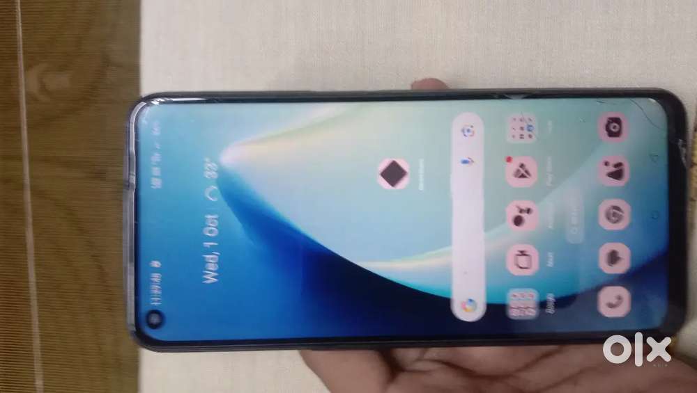 4/64  5g hai sirf mobile aur charger hai 4000 hjaar