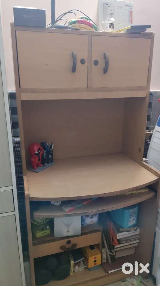 Study computer table with rack