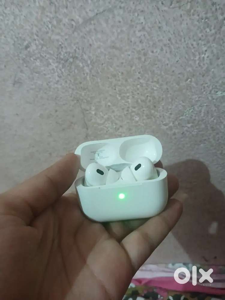 Earbuds urgent sell lena hai toh lo warna niklo timepass message