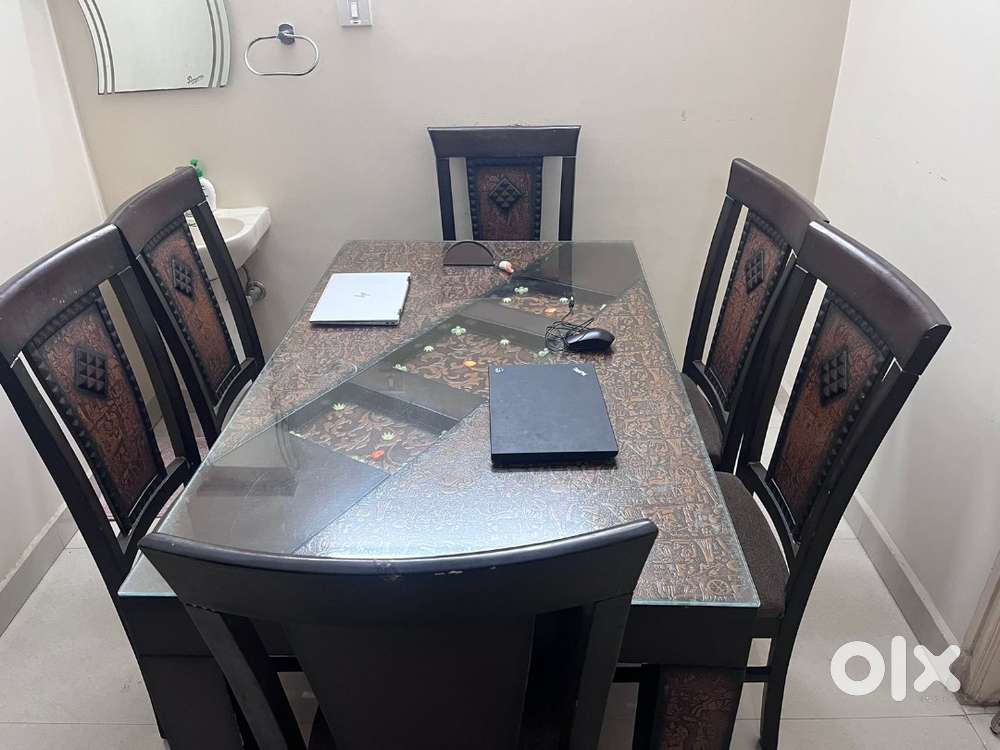 6 seated Dinning table
