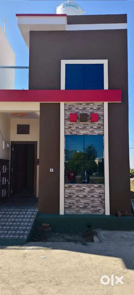 2 BHK का मकान पूर्व दिशा सेमी गार्डन पर है