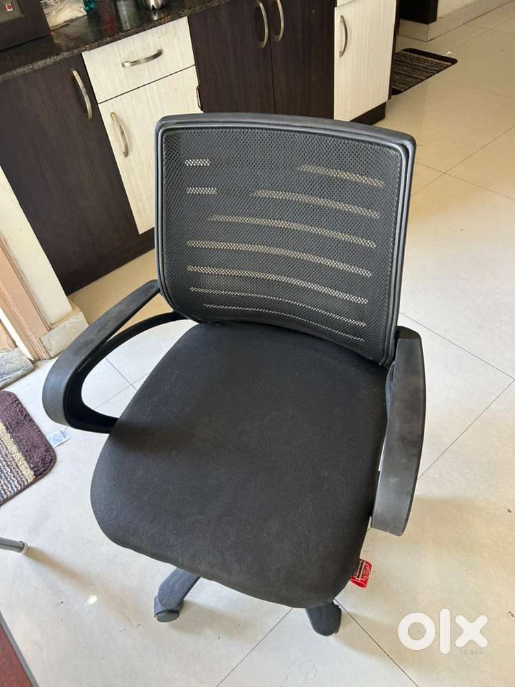 Computer table+chair for sale @4000
