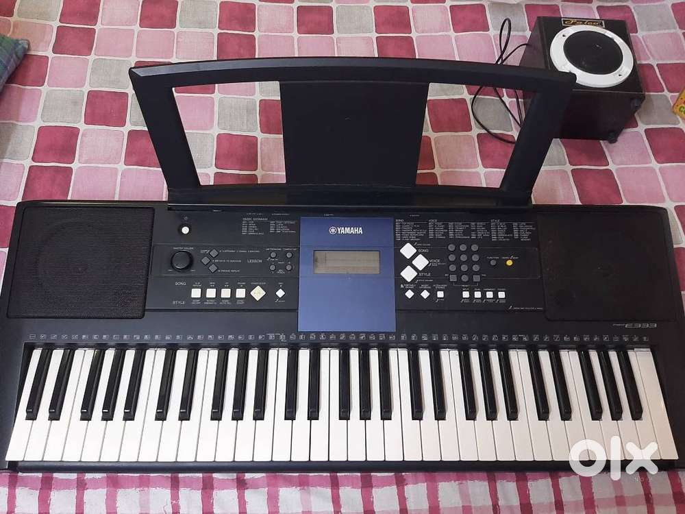 YAMAHA PSR 333 along with portable speaker