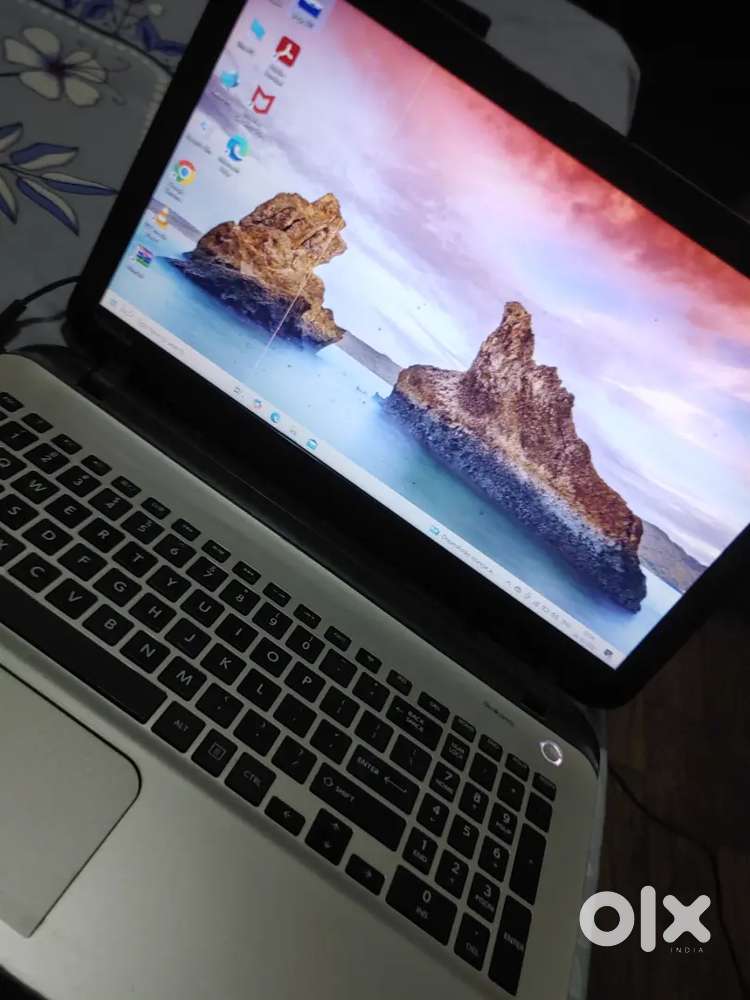 Toshiba Satellite L55-B5267 Laptop i3