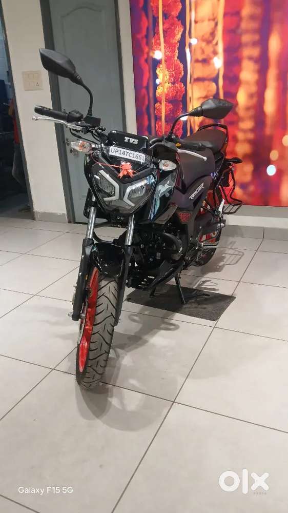 New bike h maine 300 km chalayi h 1lkh 15hajar ki li thi maine