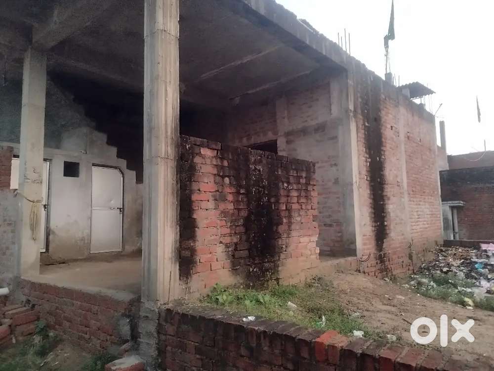 कोड़ापुर चौराहा  कुल जमीन 33×32 है 19×33 पे मकान बना है