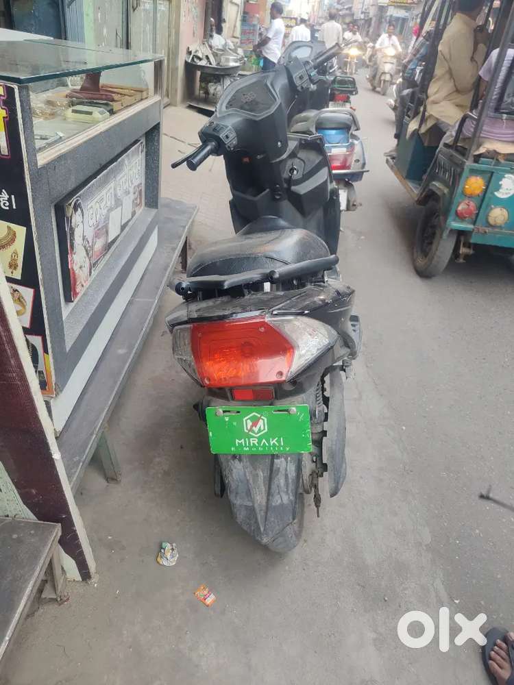 Yah gadi sel karni hai abhi 4 mahine ki guarantee Baki Hai