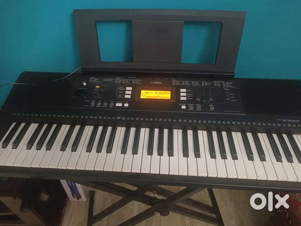 Yamaha Keyboard PSR-E343 (Along with stand)