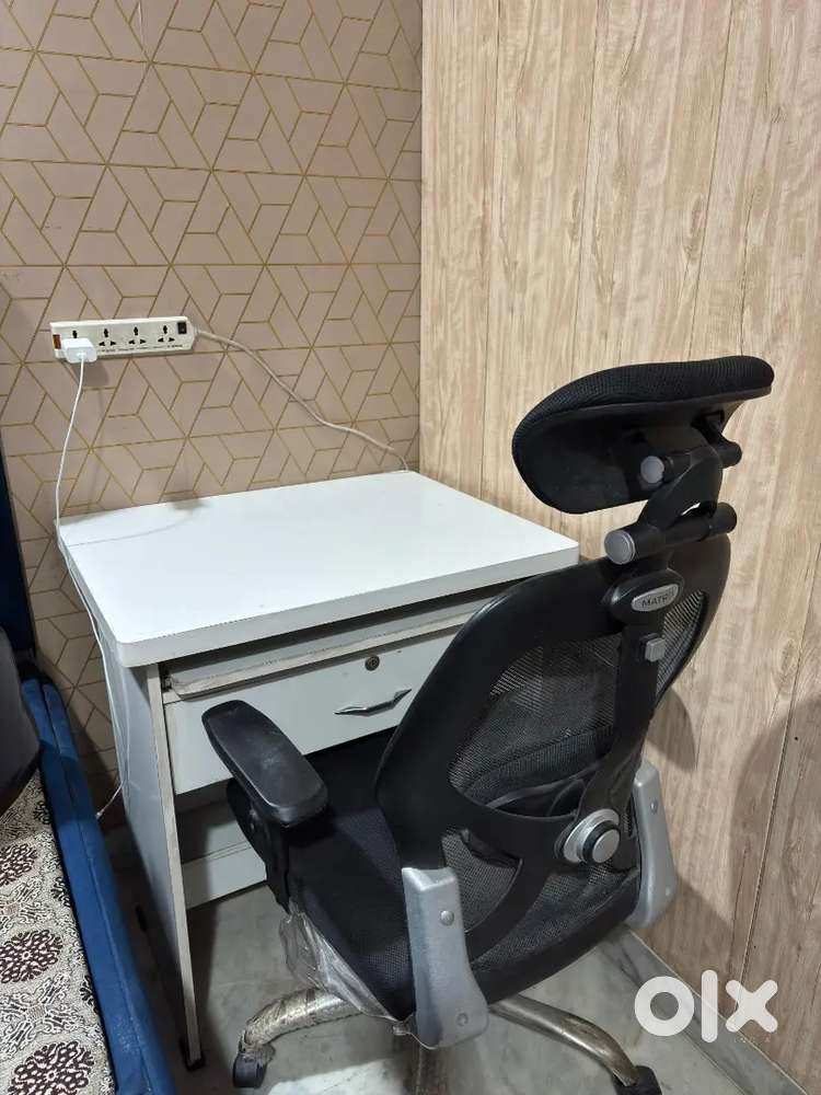 Computer table and executive chair in excellent condition for sale