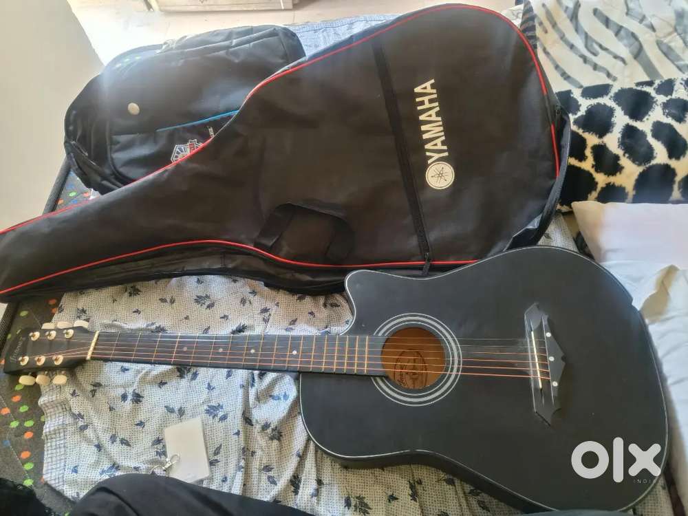2 months used guitar for sale/ black guitar with guitar bag