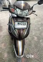 Single hand use scooty