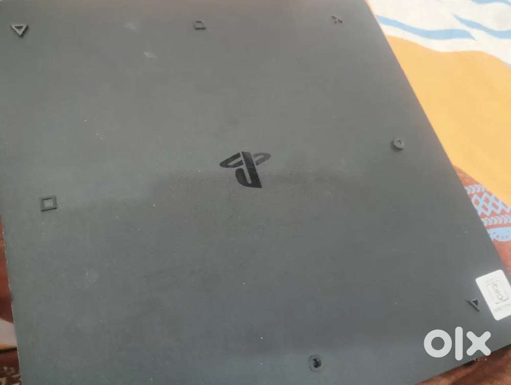 PS4 without dent with one controller and two games and one charger