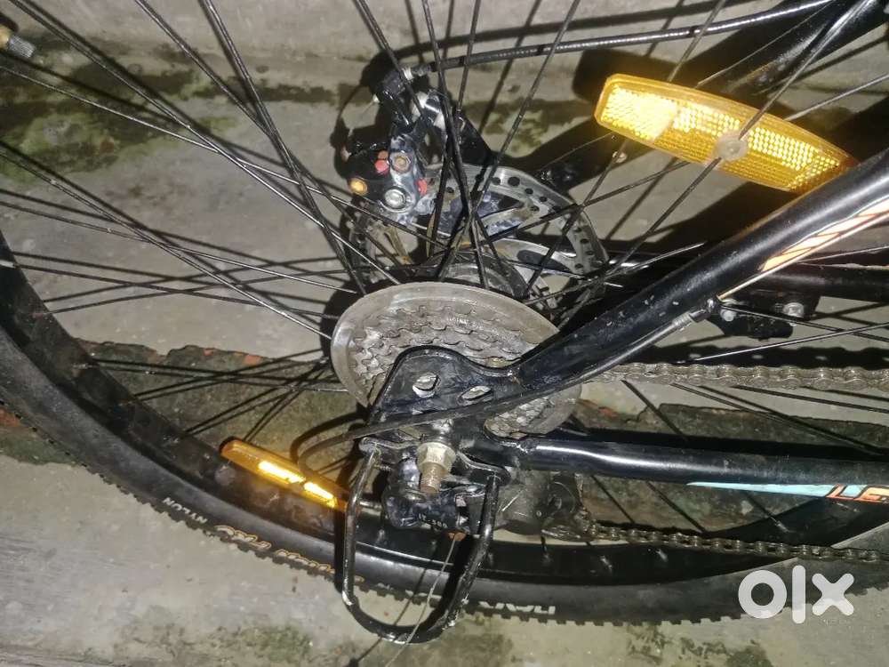 7 Gears & Disc braks(front and back), bottle holder.