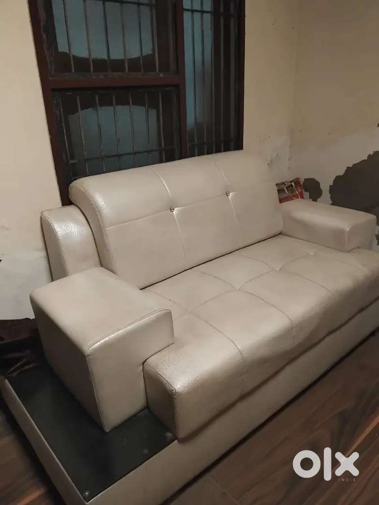 Sofa 2 set 4 seater nice condition @12k price negotiable