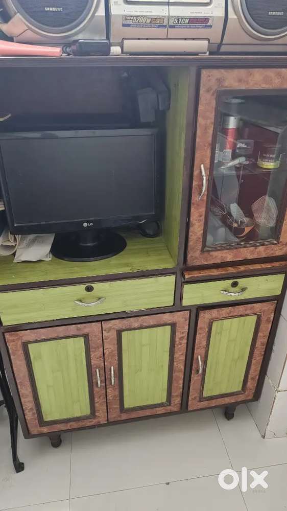 Computer table with extra space