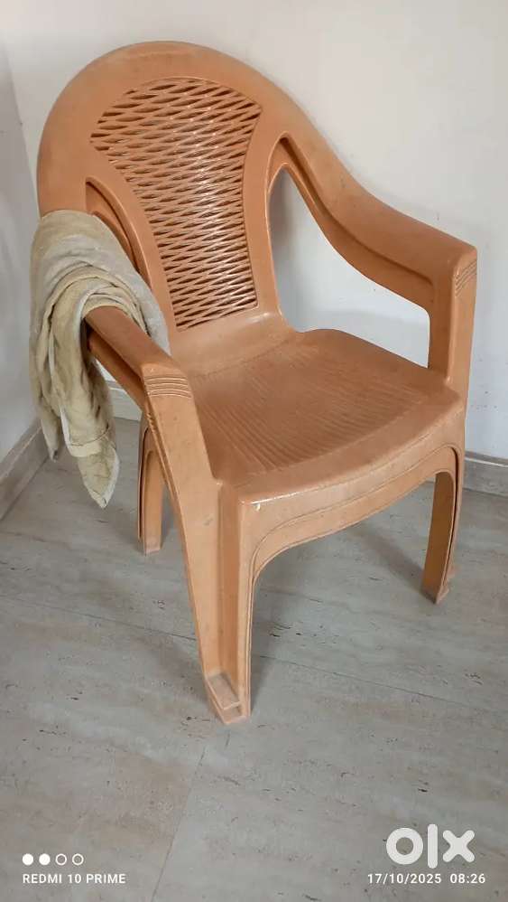 2 plastic chair