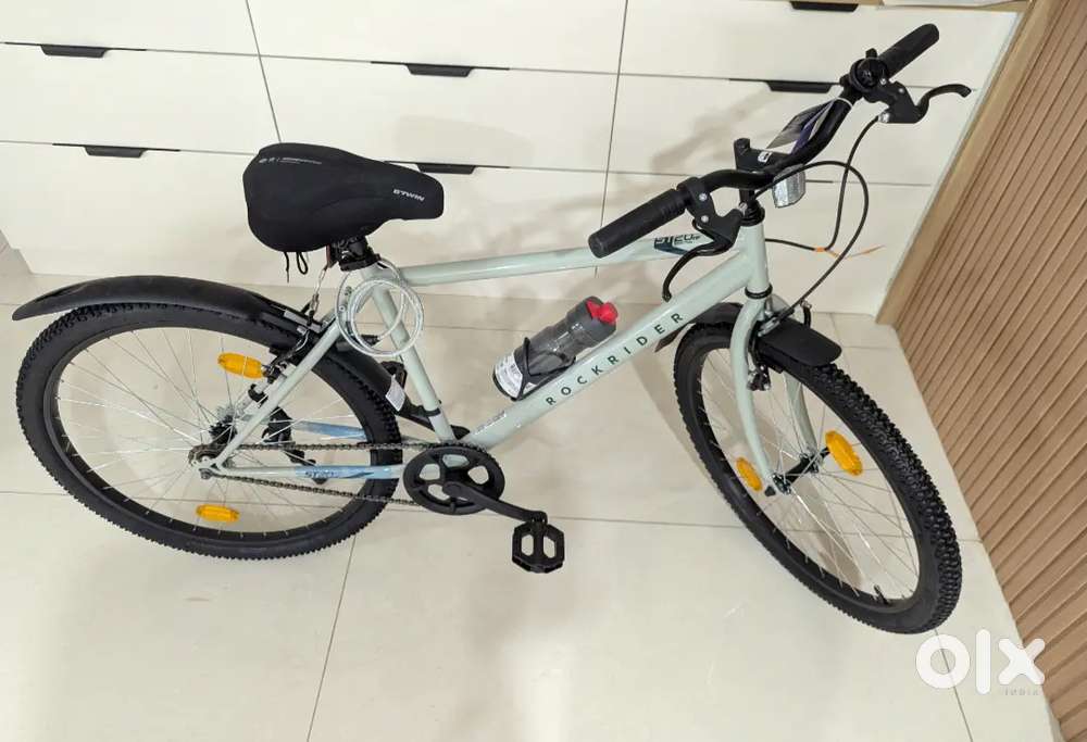 Unused ROCKRIDER ST 20 Bike (Light Grey). Includes Lock & Bottle.
