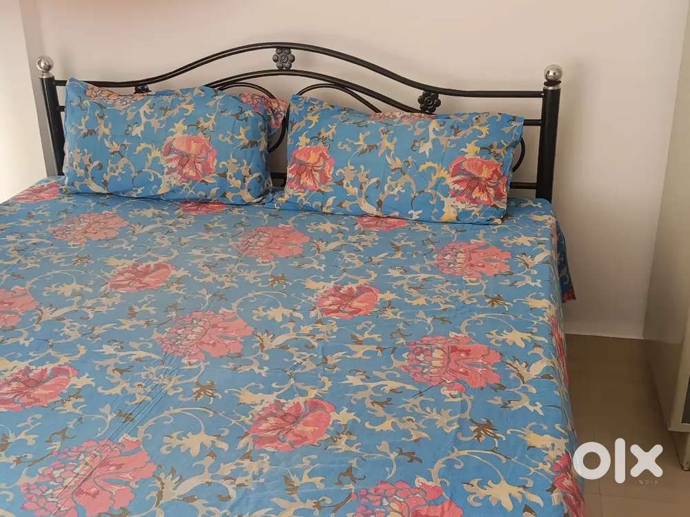 Bed, almirah, table