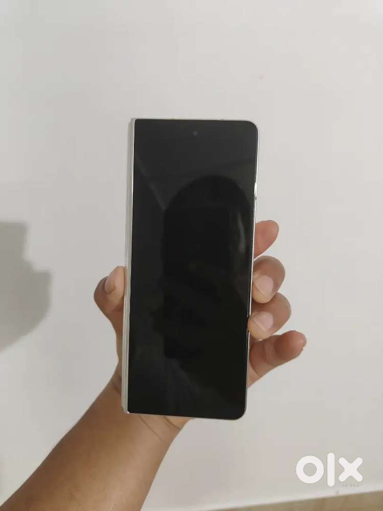 Samsung fold 5 (512 gb) Price negotiable