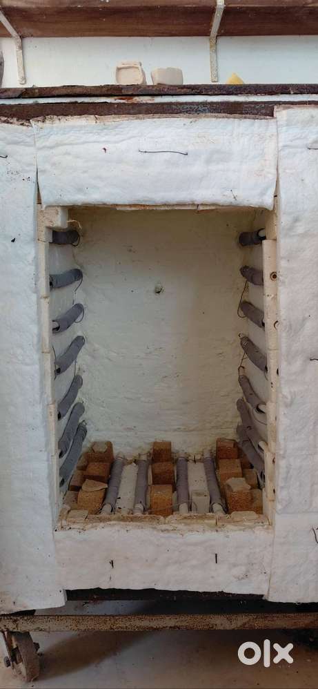 ELECTRIC KILN FOR CERAMIC FIRING WITH SHELVES AND POSTS