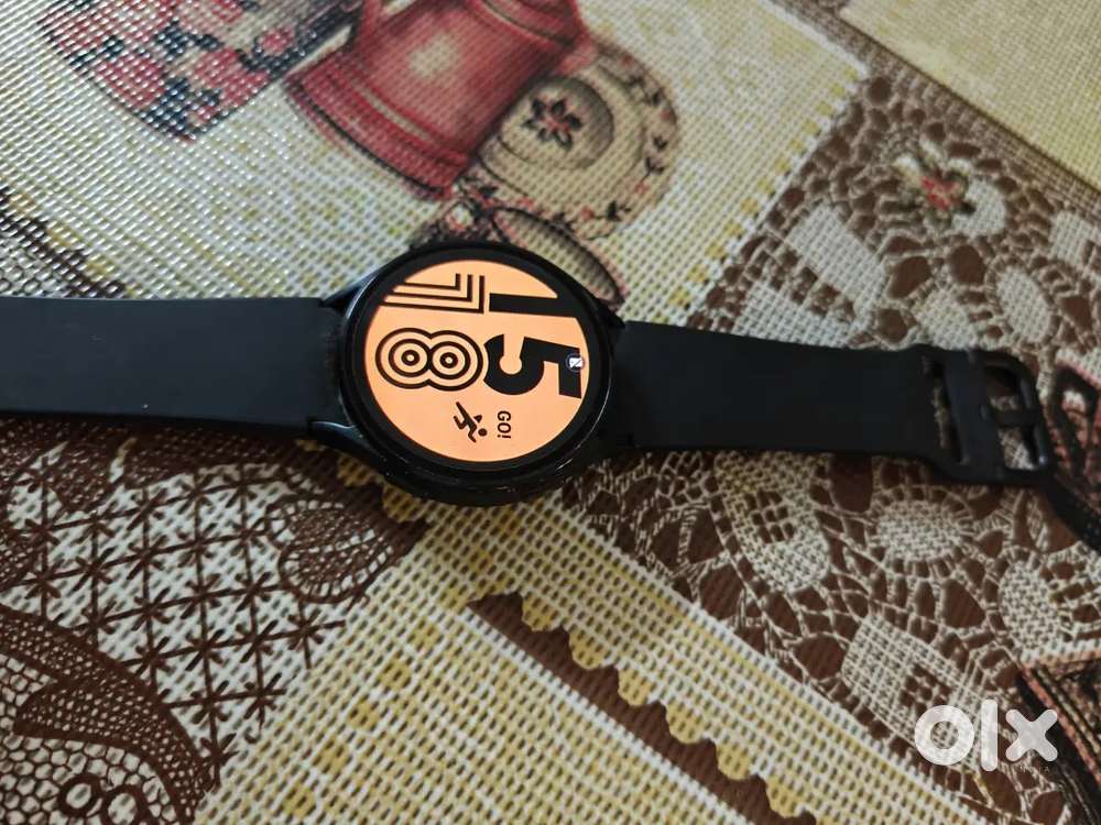 Samsung Galaxy Watch 4 for sale (1 year old, rarely used)