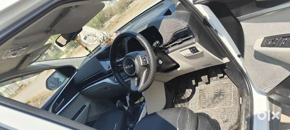 Kia Carens 2024 Petrol Well Maintained