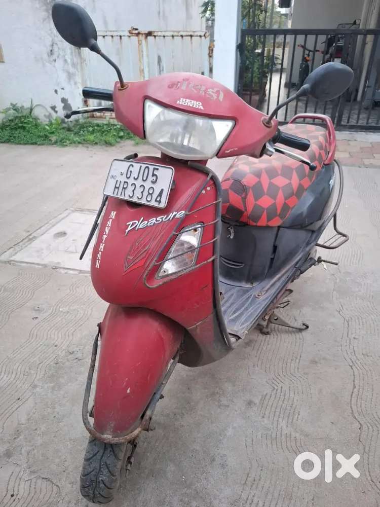 Honda pleasure red colour