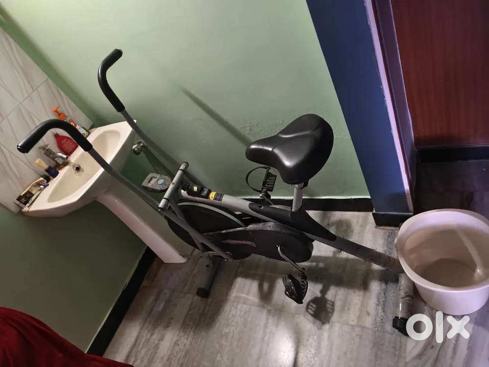 Excercise cycle with moving or stationary handle