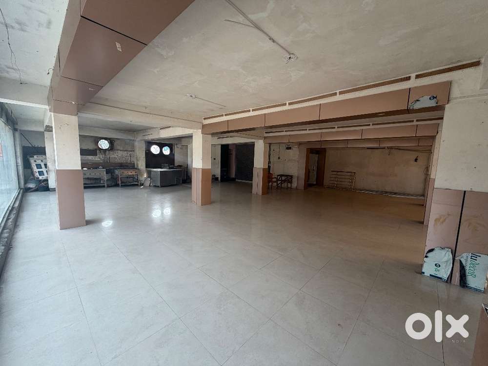 Spacious commercial space with a 44’ frontage of main road