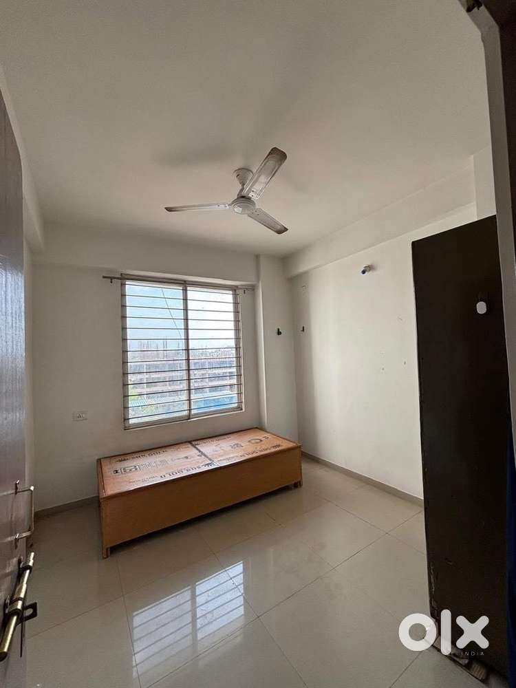 Need a female flatmate who is in 1st or 2nd year of college !