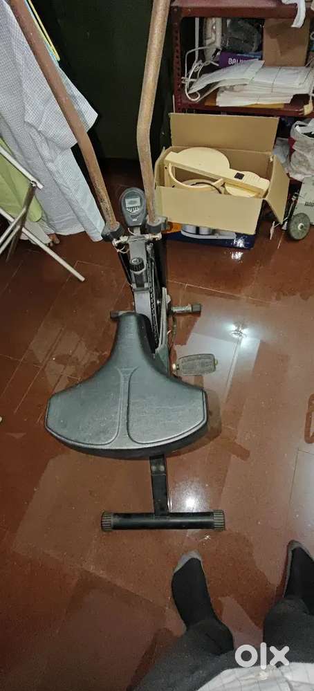 Exercise cycle with moving stationary handle