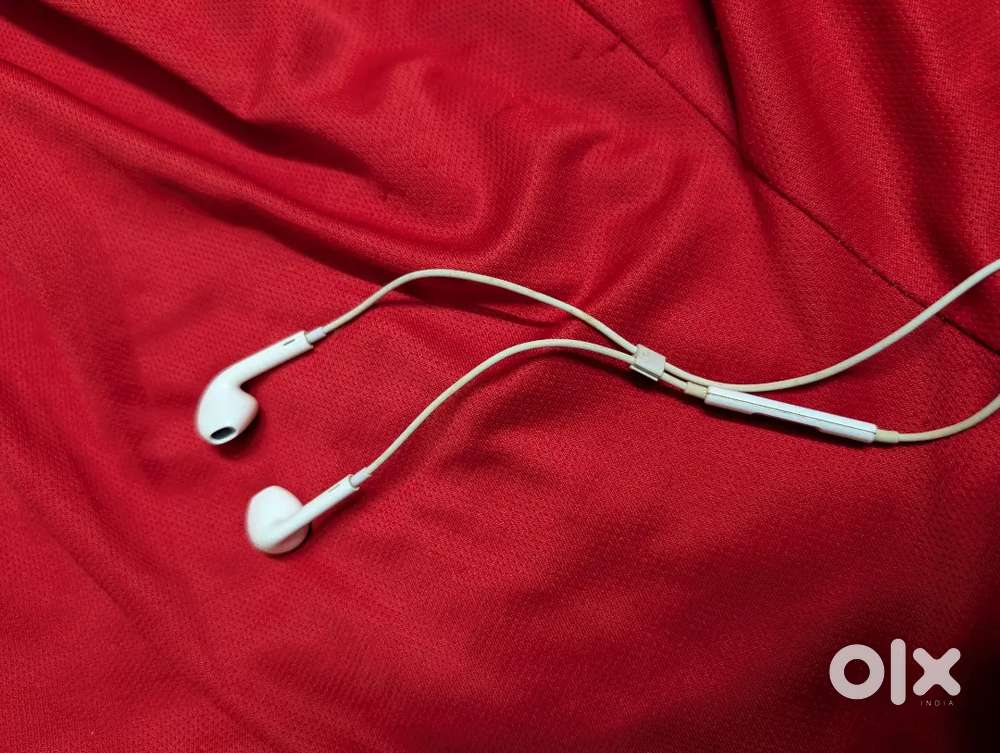 Apple Earpods ( Lightning connector)