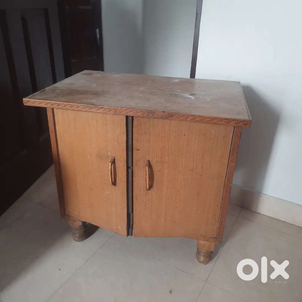 Computer table and 2 side table well maintained sell immediately