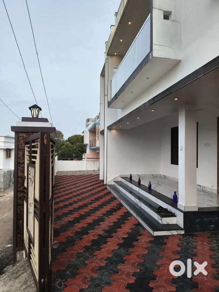 വീട് വില്പനക്ക് 2400sq feet (ചുടുകട്ട)
