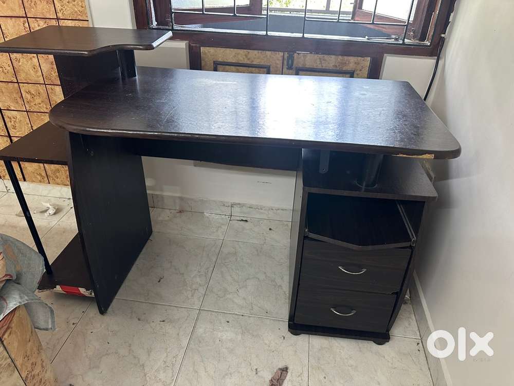 Computer table