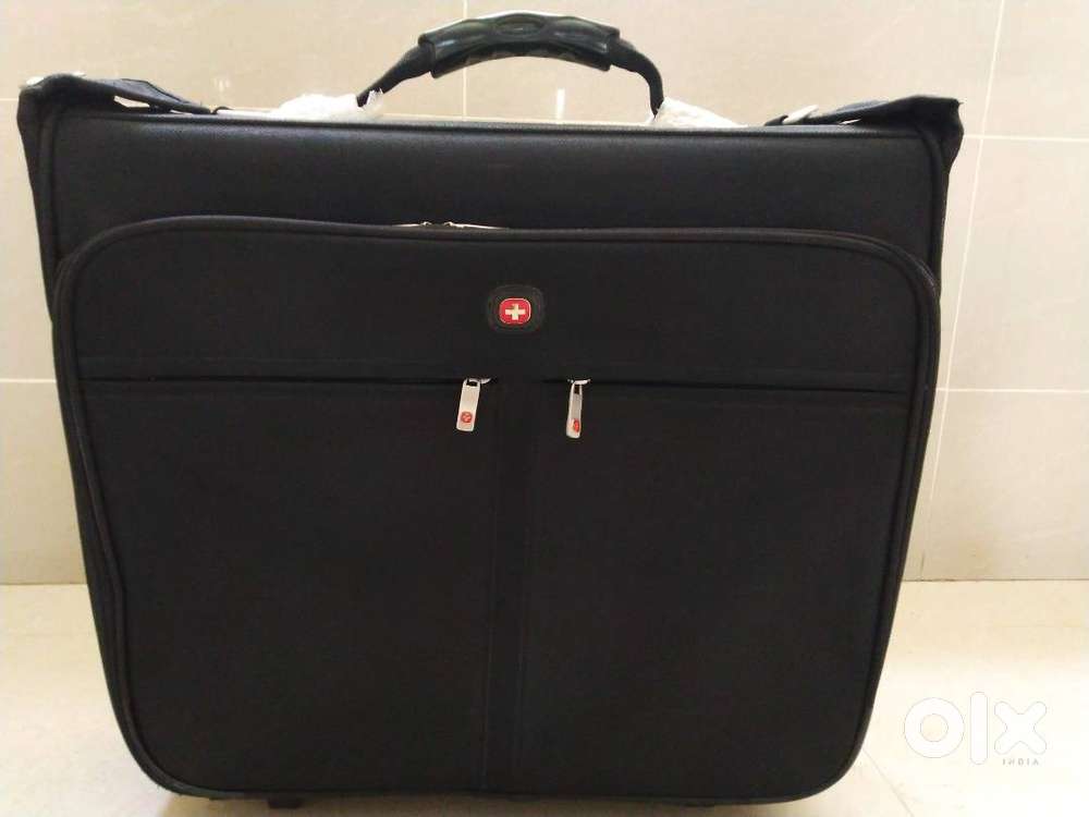New & Unused SWISSGEAR Premium Rolling Garment bag with wheels & style